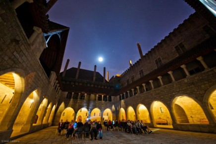 “Ajuda! Está aí alguém? Precisamos de ajuda!!”